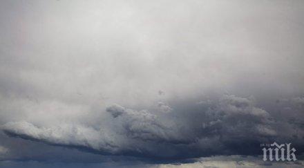 руски самолети атакуват облаците чисто небе