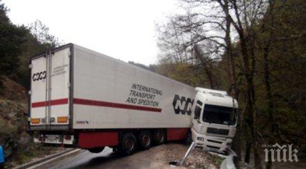 тройна тежка катастрофа блокира околовръстния път столицата ранени