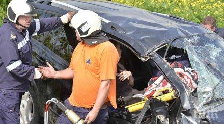 тежка катастрофа челен удар младежи заклещени купчина тенекии