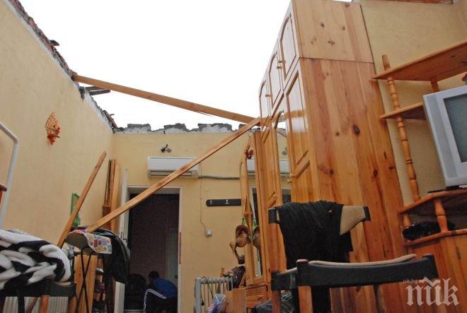 Апокалипсис в Симеоновград и Кирково! Ураганна буря отнесе покривите на къщите, градушка като яйце изпотроши дървета и прозорци (снимки)