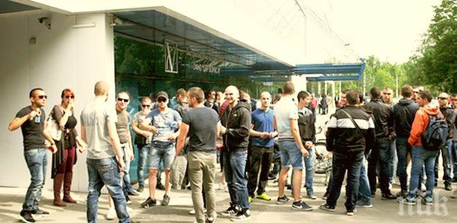 ПИК TV: Хамали и костюмирани влязоха в сградата на Tв7