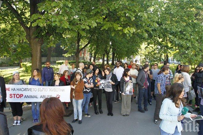 Първо в ПИК! ШОК! Гневни хора скандират „убийци“ пред вратите на Народното събрание!