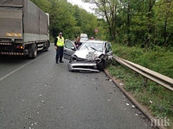 Извънредно! Жена с „Опел“ се размаза в камион край Мездра