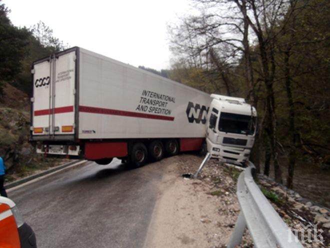 Тройна тежка катастрофа блокира Околовръстния път в столицата, има ранени