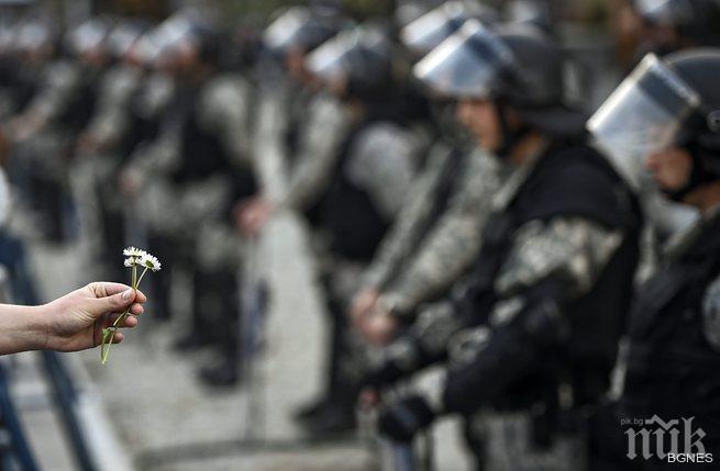 Протестиращи в Скопие почерпиха полицията с желирани бонбони 