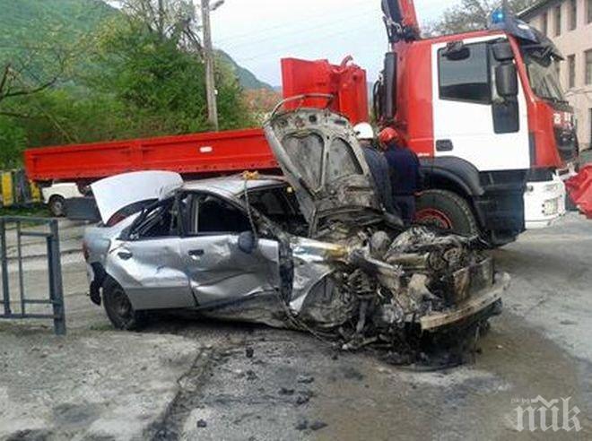 Ужасна катастрофа в Смолян! Младеж се бори за живота си, след като се заби в стълб със 150 км/ч