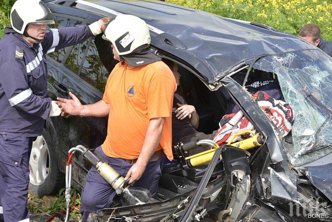 Тежка катастрофа! След челен удар младежи заклещени в купчина тенекии