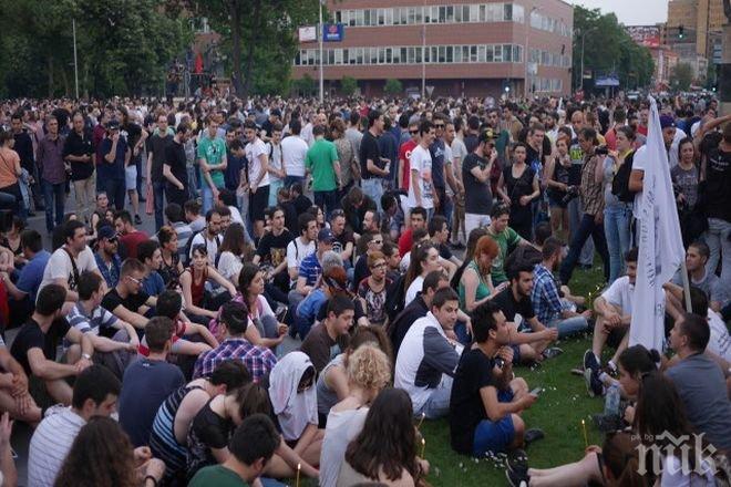 Нова безсънна нощ в съседна Македония
