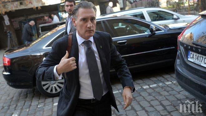 Кирил Домусчиев дава на съд и Стойне Манолов