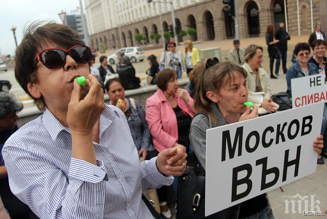 Протестиращи: Петър Москов ни връща в тоталитаризма