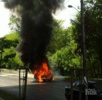 Огнен кошмар! Кола изгоря като факла в центъра на София! Майка и дете на косъм от смъртта (снимки)