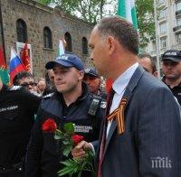 Екшън пред президентството! Опитват се да линчуват Георги Кадиев! Крещят му, че е предател (снимки)