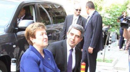 кристалина георгиева забавлява фейсбук своя снимка президента кръсти европейка