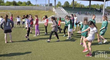 разград момичета играят футбол