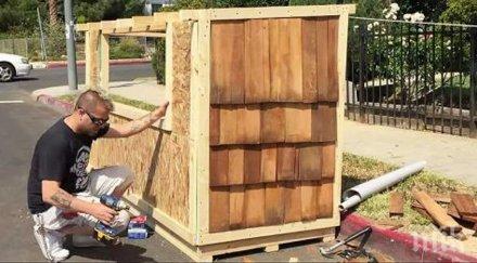 млади артисти строят подвижни къщички бездомните