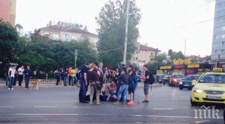 тежка катастрофа столичния булевард черни връх автомобил помел моторист снимки