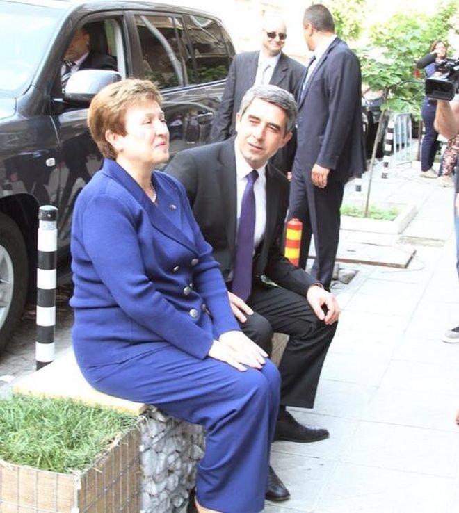 Кристалина Георгиева се забавлява във „Фейсбук” със своя снимка с президента, кръсти я ЕвроПейка