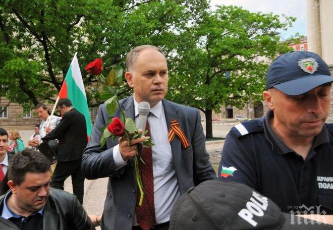 ПИК TV: Екшънът пред президентството с участието на Георги Кадиев