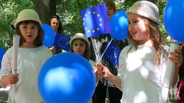 Младежи в Разград раздаваха късметчета за Деня на Европа