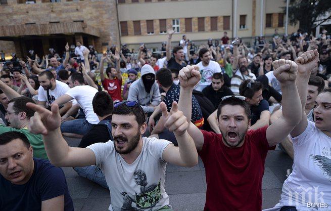 Протести в 9 града срещу Груевски