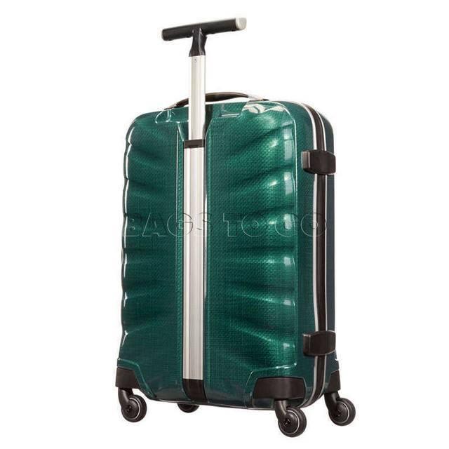 Митничари откриха момче, натъпкано в куфар