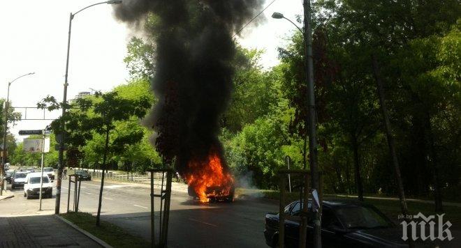 Огнен кошмар! Кола изгоря като факла в центъра на София! Майка и дете на косъм от смъртта (снимки)