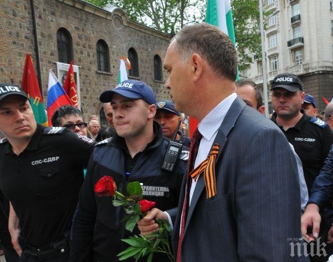 Екшън пред президентството! Опитват се да линчуват Георги Кадиев! Крещят му, че е предател (снимки)