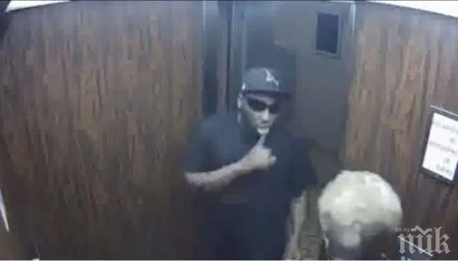 Ужас! Възрастна жена заседна в асансьор с въоръжен крадец, който я е обрал преди секунди (видео)