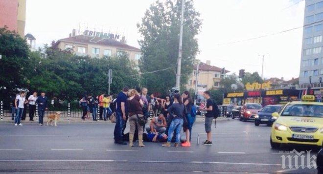 Тежка катастрофа на столичния булевард Черни връх! Автомобил помел моторист (снимки 16+)