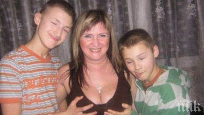 Отврат! Майки си правят провокативни селфита с децата си (снимки 18+)