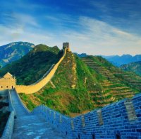 Мъж опита да взриви автомобила си в китайско училище