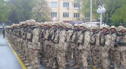 армията отдава почит загиналите ирак