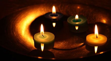 село посрещна коледа свещи