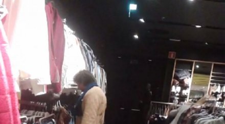 клошарка мола втрещява продавачки клиенти