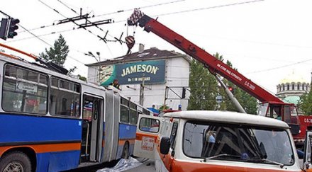 паднал захранващ прът тролей рани двама