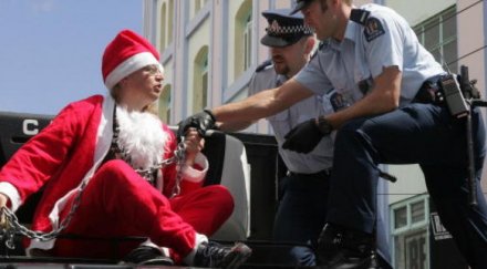 дядо коледа похитил полицейска кола друг обрал магазин