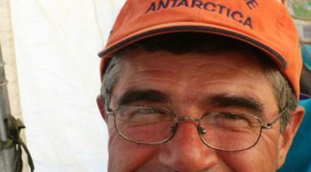 занасят българското знаме южния полюс