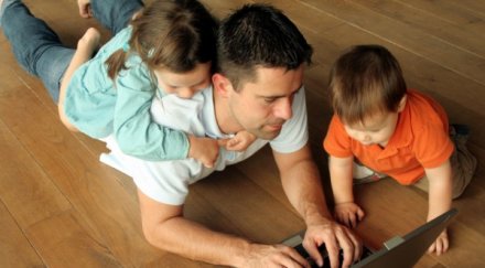 карло луканов повежда протест татковците