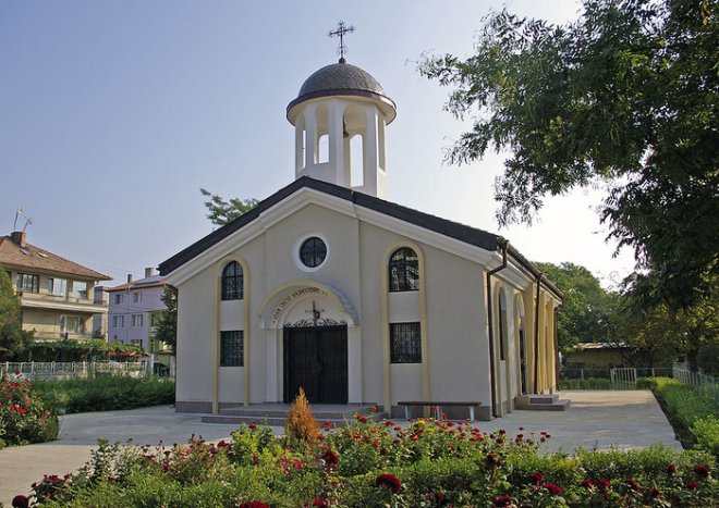 Банда краде от даренията по църквите в Бургаско