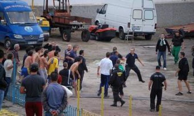 Две фамилии се млатят със сопи пред селска дискотека