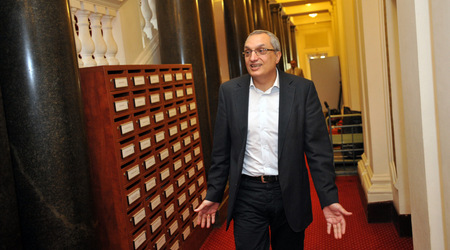 Костов пришпори ските с внуците в Банско