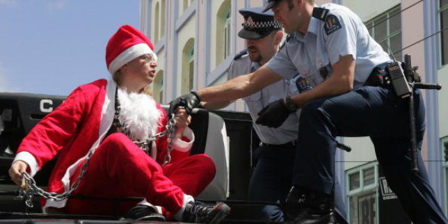 Дядо Коледа похитил полицейска кола, друг обрал магазин 