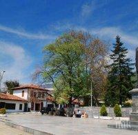 Жители на Сопот протестират пред сградата на общината