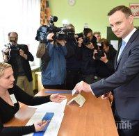 Консерватор от опозицията води на президентските избори в Полша