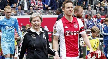 футболистите аякс отбелязаха деня майката видео