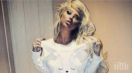 андреа еротично селфи кревата без дрехи гореща снимка