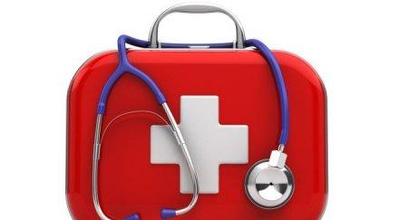 фармацевти дават първа помощ