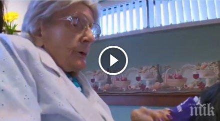 възрастна жена старчески дом отдавна нейните близки спряха посещават един ден вратата стаята отвори