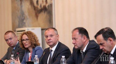 миков обяви използването етническата карта