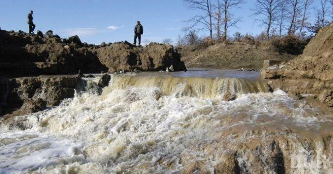 Разрушени пътища и наводнени къщи след порой в Средец